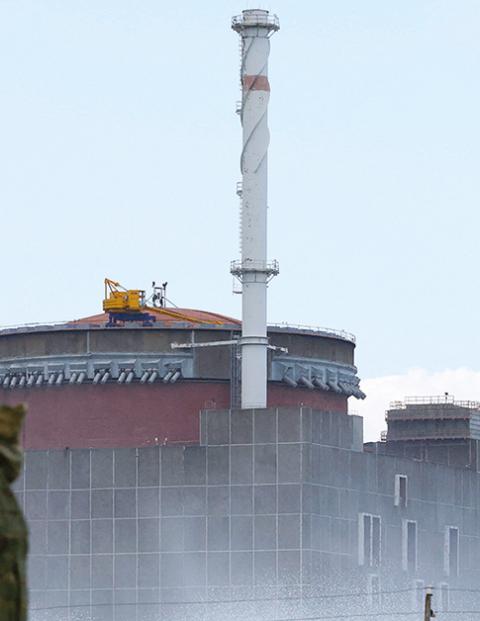 Militar ruso vigila las inmediaciones de la mayor central nuclear, ayer.