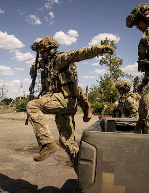 Militares defensores refuerzan posiciones estratégicas al sur de Ucrania, ayer.