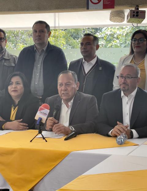 Omar Ortega Álvarez (der.) será coordinador estatal de la agenda socialdemócrata en el Estado de México.