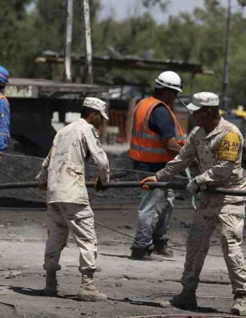Continúan las labores de rescate de 10 mineros atrapados en el pozo de carbón en Agujita.