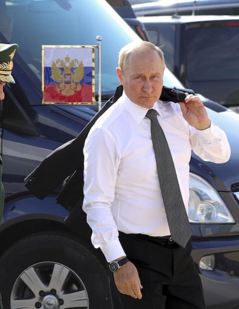El presidente Vladimir Putin (sin saco), junto a su ministro de Defensa, Serguéi Shoigu, ayer.