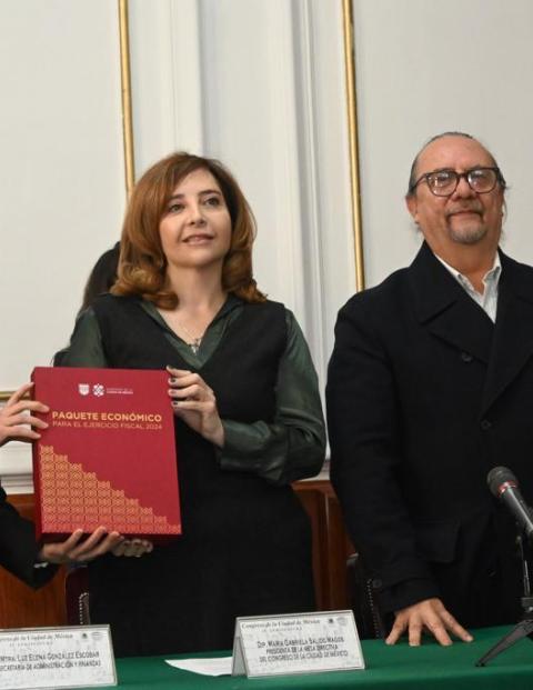 La titular de Administración y Finanzas, Luz Elena González (a la izquierda), al entregar a la presidenta del Congreso, Gabriela Salido, el paquete económico, ayer.