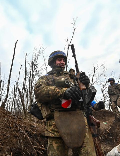 Combatientes ucranianos, al interior de una trinchera en el frente de la guerra, ayer.