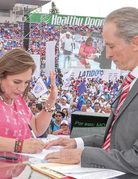 Ayer, en Guanajuato, Gálvez se pinchó un dedo para garantizar su promesa.