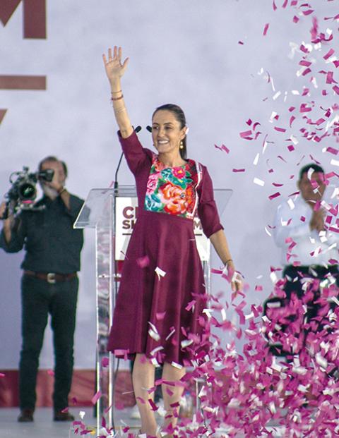 La candidata presidencial de Sigamos Haciendo Historia, Claudia Sheinbaum, ayer en el arranque de su campaña, en el Zócalo.