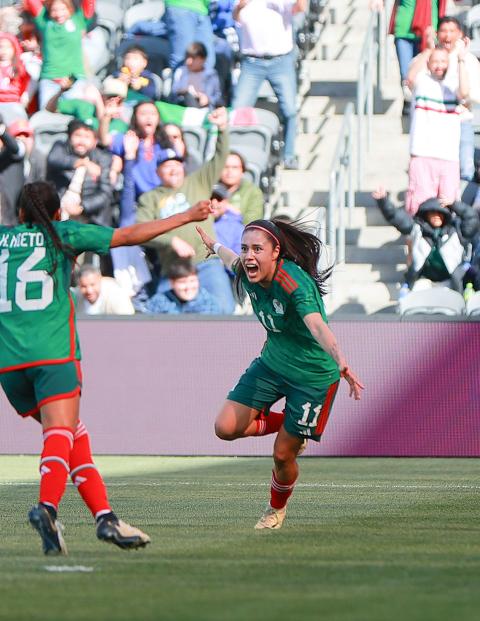 Lizbeth Ovalle celebra uno de sus goles en el duelo entre México y Paraguay, en los cuartos de final de la Copa Oro Femenil