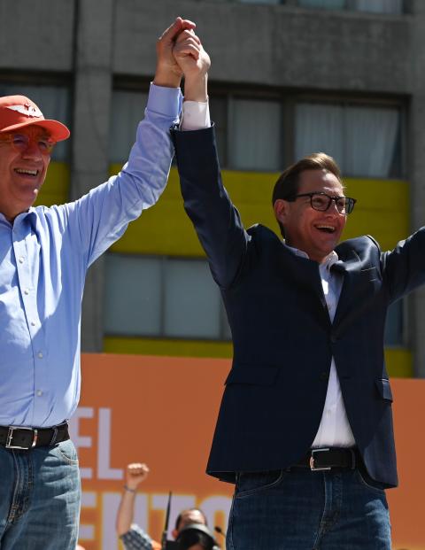El coordinador nacional de MC, Dante Delgado, levanta la mano del candidato Salomón Chertorivski, ayer, en Tlatelolco.