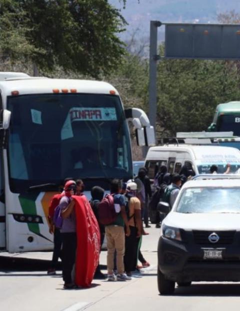 Normalistas de Ayotzinapa bloquean parcialmente la Autopista del Sol.
