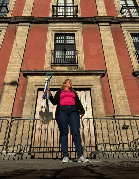 La activista Ceci Flores afuera de Palacio Nacional, ayer.