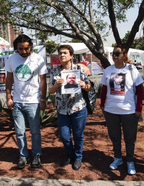El pasado sábado, familiares de desaparecidos realizaron una protesta pacífica luego de que un día antes fueran retirados cuatro memoriales instalados frente a Palacio Nacional.
