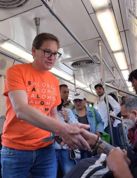 Chertorivski Woldenberg saluda a un pasajero del Metro durante un recorrido en este transporte.