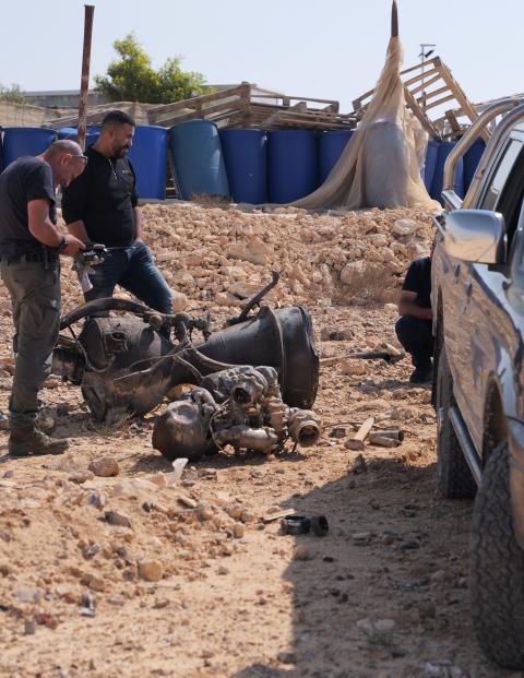 Policías israelíes inspeccionan la zona donde cayeron residuos de los ataques enemigos, ayer.