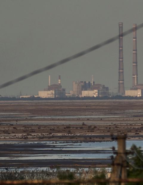 La nucleoeléctrica bajo control de Rusia en Zaporiyia, la más grande de Europa, puede apreciarse al fondo tras el rompimiento de un dique, el martes 27 de junio de 2023, en Energodar, Ucrania.