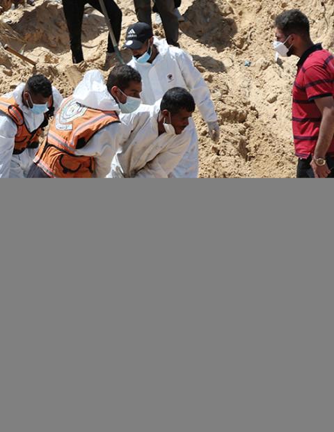 Voluntarios ayudan a recuperar cuerpos en una fosa hallada en el hospital Al-Nasser.