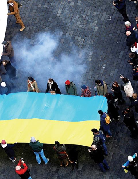 Con una bandera ucraniana protestan en Praga contra la guerra, ayer.
