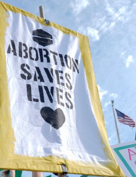 Legisladores de Arizona respaldan derogar antigua prohibición del aborto.