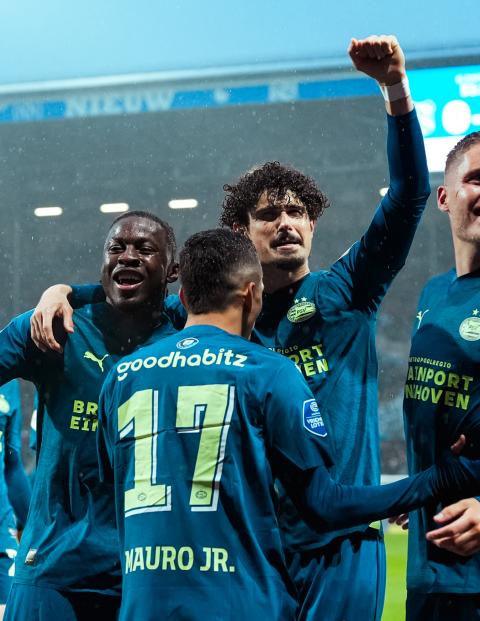 Futbolistas del PSV Eindhoven festejan uno de sus goles contra el Heerenveen en la Jornada 31 de la Eredivisie.