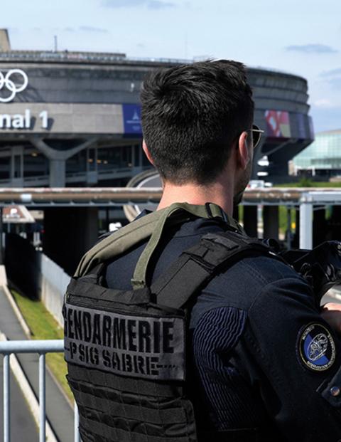 Un oficial está atento de lo que sucede en el Aeropuerto de Francia, ayer.