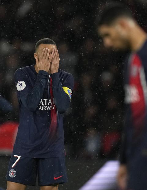 Kylian Mbappé del Paris Saint-Germain reacciona durante el partido contra Le Havre en la liga francesa