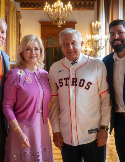 El Presidente López Obrador se reunió con equipos de béisbol.