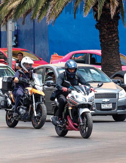 Motociclistas cruzan Bucareli, alcaldía Cuauhtémoc, el pasado 4 de abril.
