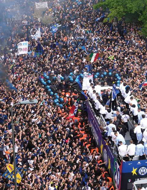 El autobús del Inter, ayer, pasea a los campeones para saludar a sus fans.