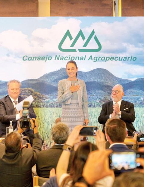 La candidata presidencial de la Cuarta Transformación (al centro) con integrantes del Consejo Nacional Agropecuario, ayer.