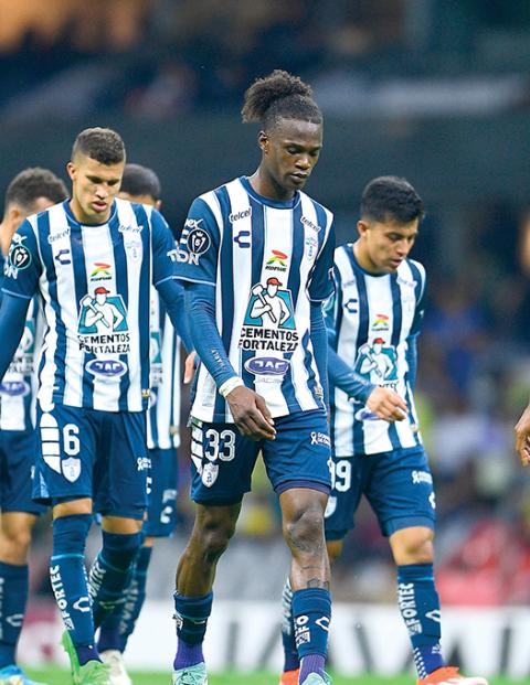 Jugadores de los Tuzos abandona la cancha del Estadio Azteca la semana pasada en la semifinal de ida.