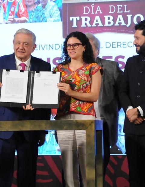Andrés Manuel López Obrador, presidente de México, acompañado de la secretaria de Gobernación e integrantes de su gabinete del Trabajo, firmó el decreto que permite la creación del Fondo de Pensiones para el Bienestar.