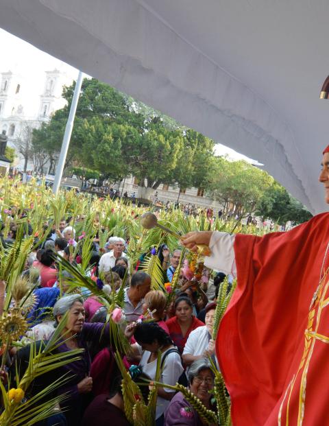 El obispo Salvador Rangel durante un acto religioso.