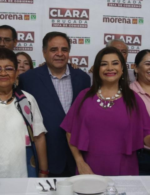 Clara Brugada, candidata a la jefatura de gobierno por Morena encabezó reunión con transportistas en el Salón Los Espejos.