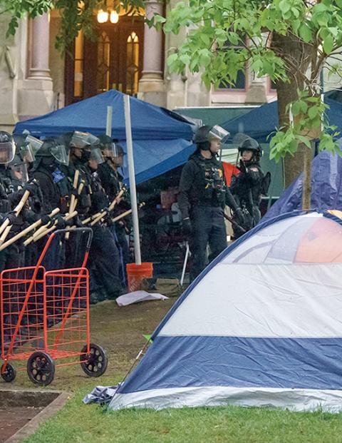 Policías llegan al campamento pro-Palestina en la Universidad de Pensilvania, ayer.