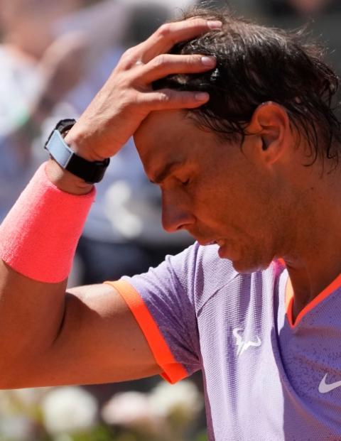 El español Rafael Nadal abandona la cancha tras perder en la tercera ronda del Abierto de Italia ante el polaco Hubert Hurkacz