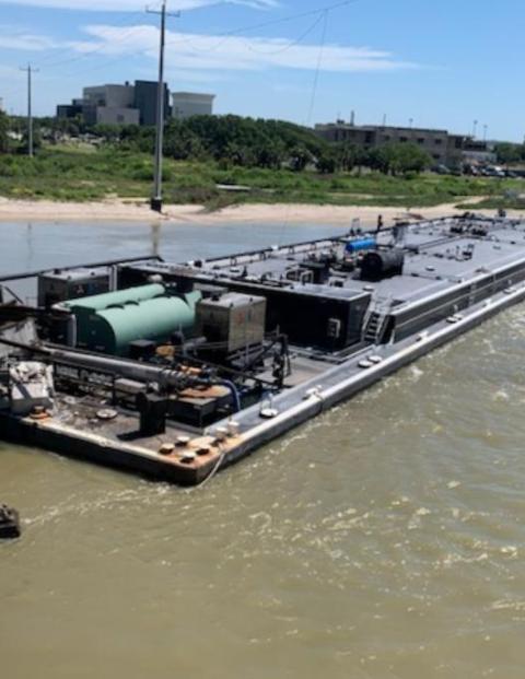 Embarcación provoca derrame de petróleo tras chocar con puente en Texas.