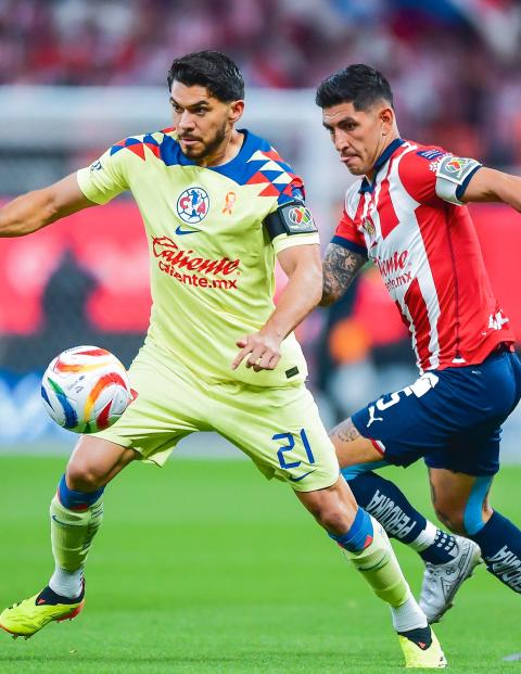 Henry Martín y Víctor Guzmán en la disputa de un balón en la ida de semifinales entre Chivas y América.