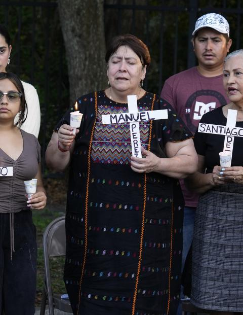 Familiares de las víctimas mortales durante una vigilia en la Asociación de Trabajadores Agrícolas, ayer.