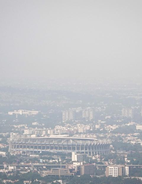 Vista aérea del Estadio Azteca en la cual se aprecia la contaminación de ayer.