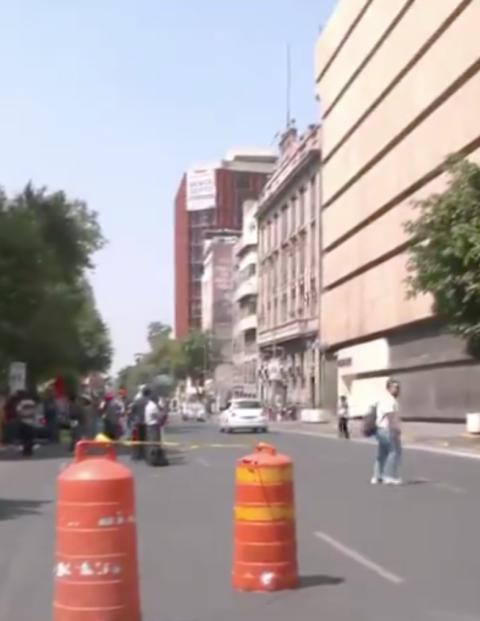 El mitin se encuentra en avenida Bucareli casi esquina con Paseo de la Reforma.