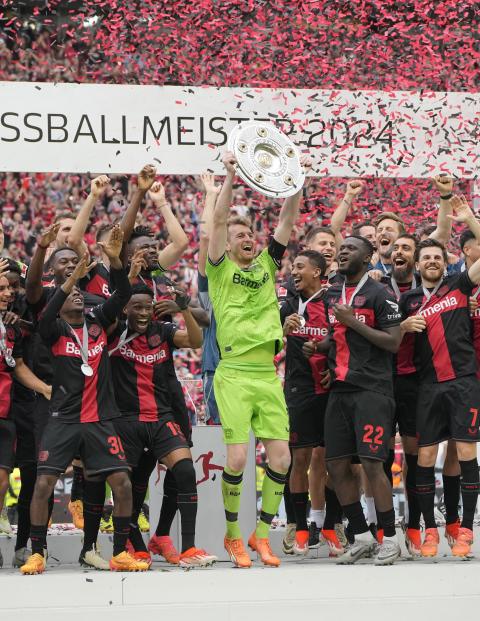 Jugadores del Bayer Leverkusen celebran con el trofeo de campeón de la Bundesliga al final del encuentro ante el Augsburg en el BayArena en Leverkusen