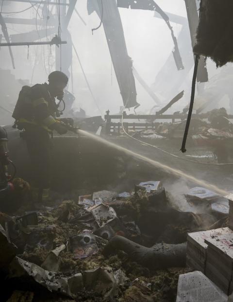 Socorristas apagan un incendio causado por un bombardeo ruso, ayer.