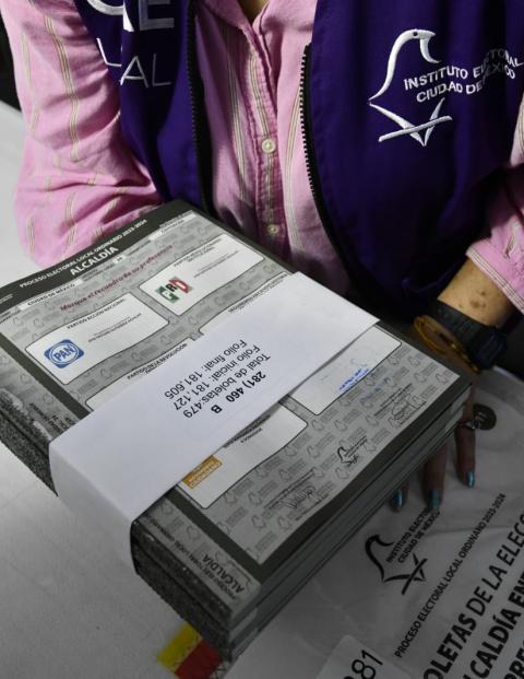 Miembros del IECM y representantes de partidos políticos verifican las boletas electorales.