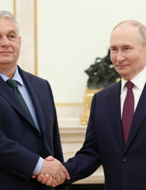 El premier húngaro Víktor Orban saluda ayer al presidente Vladimir Putin.