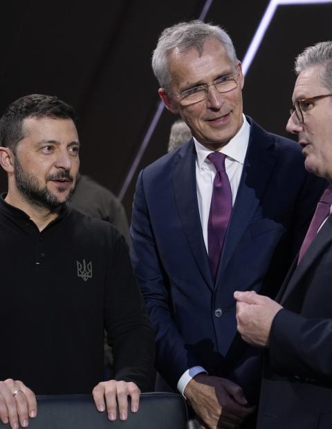 El líder ucraniano, Volodimir Zelenski (izq.), platica con Jens Stoltenberg, secretario de la OTAN, y el primer ministro británico, Kier Starmer.