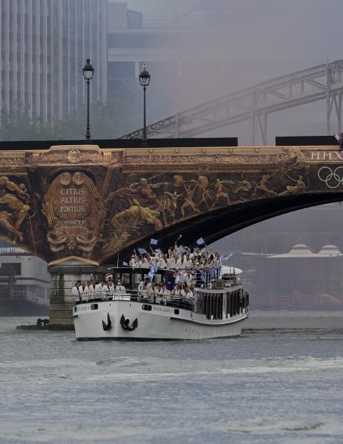 El barco del equipo de Grecia desfila a lo largo del río Sena durante la ceremonia de apertura de los Juegos Olímpicos París 2024