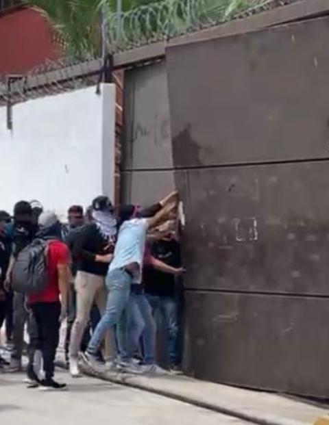 Normalistas egresados vandalizan oficinas de la Secretaría de Educación de Guerrero.