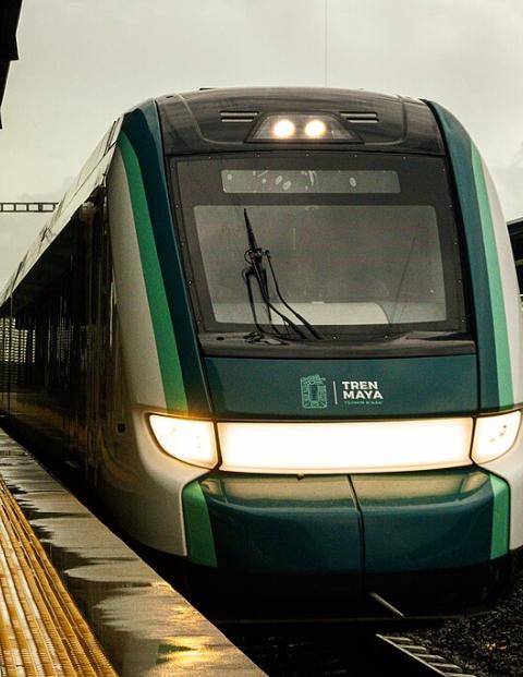 El Tren Maya retoma su operación regular después de la suspensión provocada por el huracán Helene en la región de Quintana Roo.