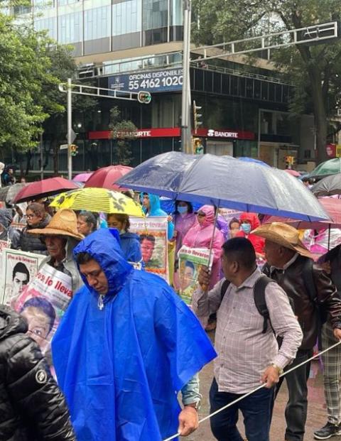 Marcha en CDMX a 10 años de la desaparición de los 43 normalistas de Ayotzinapa.