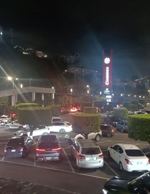 Bloquean salidas de plaza Santa Fe.