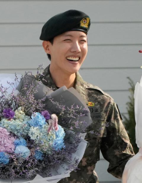 J Hope termina su servicio militar