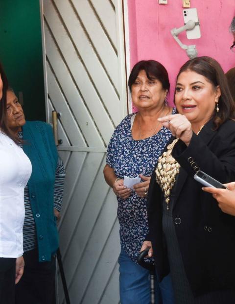 Clara Brugada, jefa de Gobierno, encabezó el recorrido del programa "Gobierno casa por casa" en la colonia Agrícola Pantitlán para preguntar a los vecinos cuáles son sus principales necesidades. 